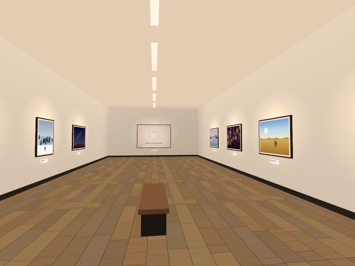 Una sala del museo con le foto di una coppia appese alle pareti